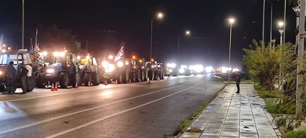 Αλεξανδρούπολη:-Απέκλεισαν-το-αεροδρόμιο-αγρότες-με-τρακτέρ-–-Το-μήνυμα-για-την-επίσκεψη-Μητσοτάκη-(Βίντεο)