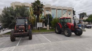 Κομοτηνή:-“Ή-μαζί-μας-ή-παραιτήσου”-είναι-το-σύνθημα-των-αγροτών-που-πάρκαραν-συμβολικά-τα-τρακτέρ-τους-έξω-από-την-ΠΑΜΘ-και-τα-γραφεία-βουλευτών-της-Ροδόπης