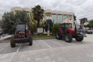 Κομοτηνή:-“Ή-μαζί-μας-ή-παραιτήσου”-είναι-το-σύνθημα-των-αγροτών-που-πάρκαραν-συμβολικά-τα-τρακτέρ-τους-έξω-από-την-ΠΑΜΘ-και-τα-γραφεία-βουλευτών-της-Ροδόπης