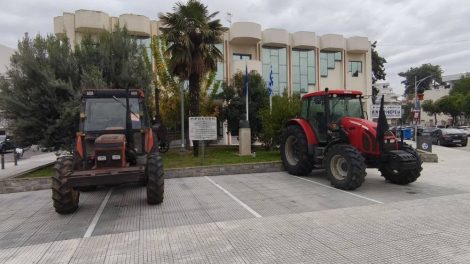 Κομοτηνή:-“Ή-μαζί-μας-ή-παραιτήσου”-είναι-το-σύνθημα-των-αγροτών-που-πάρκαραν-συμβολικά-τα-τρακτέρ-τους-έξω-από-την-ΠΑΜΘ-και-τα-γραφεία-βουλευτών-της-Ροδόπης