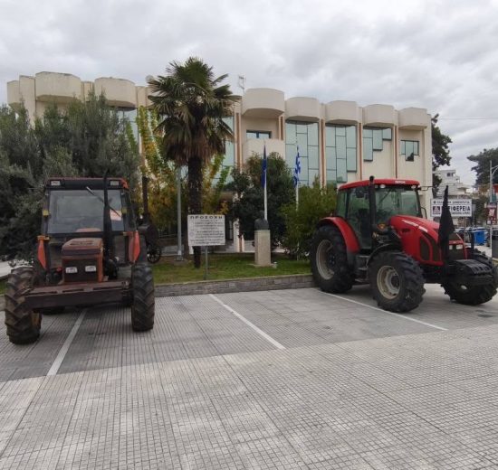 Κομοτηνή:-“Ή-μαζί-μας-ή-παραιτήσου”-είναι-το-σύνθημα-των-αγροτών-που-πάρκαραν-συμβολικά-τα-τρακτέρ-τους-έξω-από-την-ΠΑΜΘ-και-τα-γραφεία-βουλευτών-της-Ροδόπης