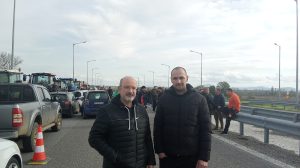 Το-σωματείο-εργαζομένων-της-pharmathen-και-η-ΕΝΙΔΥΚ-στηρίζουν-τον-δίκαιο-αγώνα-των-αγροτών