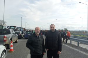 Το-σωματείο-εργαζομένων-της-pharmathen-και-η-ΕΝΙΔΥΚ-στηρίζουν-τον-δίκαιο-αγώνα-των-αγροτών