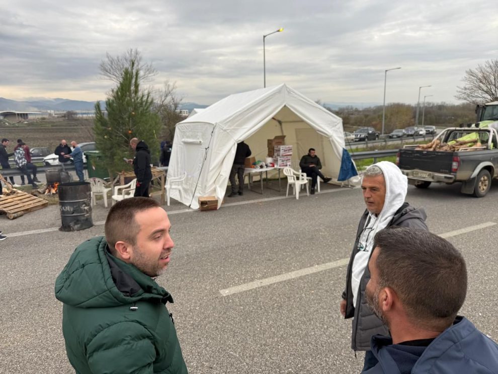 Ο-Δήμαρχος-Αρριανών-κ.-Χουσεΐν-Ερδέμ-στο-μπλόκο-των-αγροτών-στη-Ροδόπη-–-Δήλωση-πλήρους-θεσμικής-και-υλικοτεχνικής-συμπαράστασης