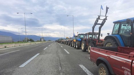 Μπλόκο-αγροτών-στην-Ξάνθη,-στην-Εγαντία-Οδό-στην-έξοδο-προς-Κομοτηνή