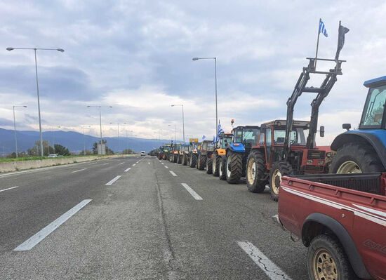 Μπλόκο-αγροτών-στην-Ξάνθη,-στην-Εγαντία-Οδό-στην-έξοδο-προς-Κομοτηνή