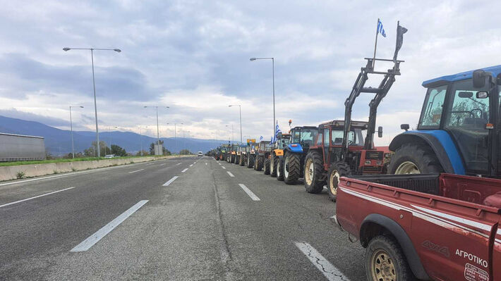 Μπλόκο-αγροτών-στην-Ξάνθη,-στην-Εγαντία-Οδό-στην-έξοδο-προς-Κομοτηνή