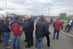 Στα-μπλόκα-της-Εγνατίας-Οδού-στη-Ροδόπη-ο-Ιλχάν-Αχμέτ-:-«Η-Ελλάδα-σύσσωμη-στηρίζει-τον-αγώνα-αγροτών-και-κτηνοτρόφων»