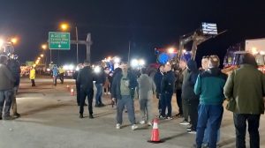 Από-το-τελωνείο-των-Κήπων-έως-τον-κόμβο-Αρδανίου-τα-σταθμευμένα-φορτηγά,-λόγω-των-αγροτικών-κινητοποιήσεων