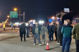 Από-το-τελωνείο-των-Κήπων-έως-τον-κόμβο-Αρδανίου-τα-σταθμευμένα-φορτηγά,-λόγω-των-αγροτικών-κινητοποιήσεων
