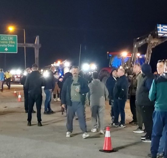 Από-το-τελωνείο-των-Κήπων-έως-τον-κόμβο-Αρδανίου-τα-σταθμευμένα-φορτηγά,-λόγω-των-αγροτικών-κινητοποιήσεων