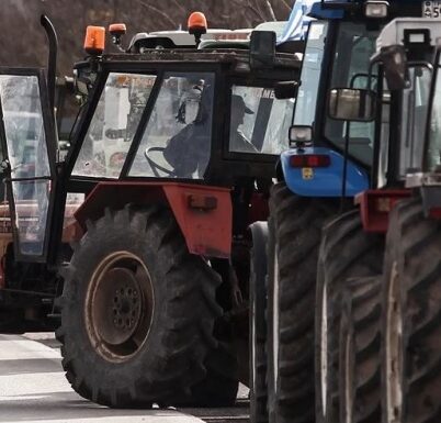 Συμβολική-διαμαρτυρία-από-αγρότες-και-κτηνοτρόφους-με-τρακτέρ-στην-κεντρική-πλατεία-της-Ξάνθης