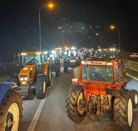 Μπλόκα-σε-όλη-την-Ελλάδα-–-aνοίγουν-τα-διόδια-οι-αγρότες-για-τις-γιορτές