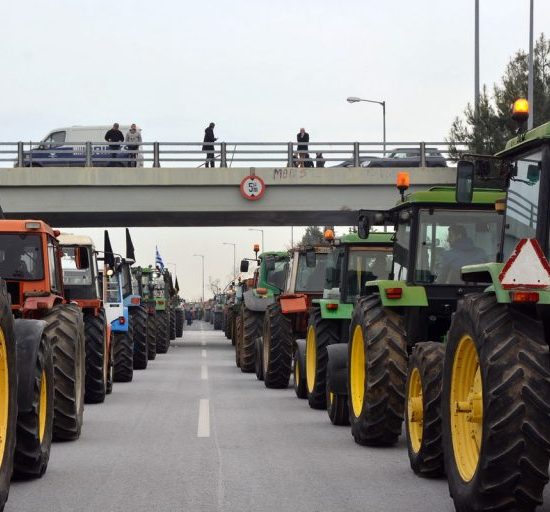 Σκληραίνουν-τη-στάση-τους-οι-αγρότες-Μπλόκα-και-σε-παρακαμπτήριες-οδούς-Τι-αποφάσισαν-για-τα-Χριστούγεννα