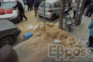 Έριξαν-σανό-στα-βουλευτικά-γραφεία-του-Έβρου-οι-αγρότες