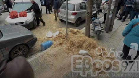 Έριξαν-σανό-στα-βουλευτικά-γραφεία-του-Έβρου-οι-αγρότες