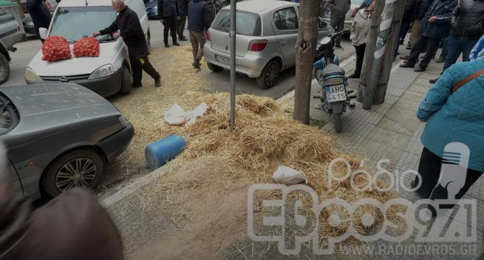 Έριξαν-σανό-στα-βουλευτικά-γραφεία-του-Έβρου-οι-αγρότες