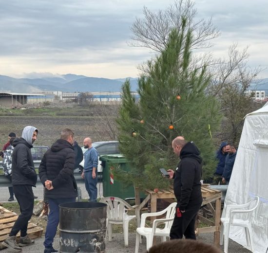 Χριστούγεννα-στα-μπλόκα-για-τους-αγρότες-–-Νέα-πανελλαδική-σύσκεψη-για-την-κλιμάκωση-των-κινητοποιήσεων