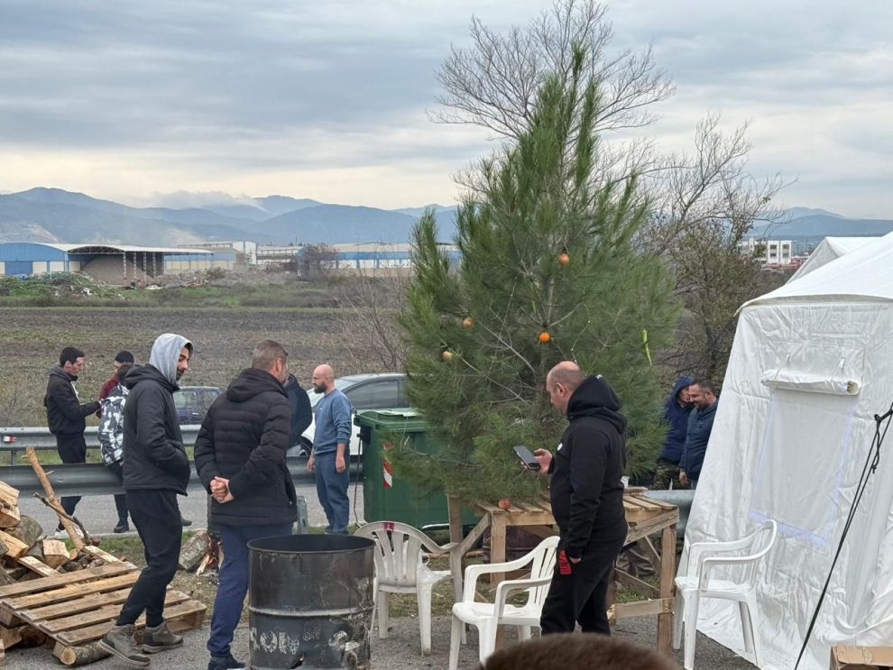 Χριστούγεννα-στα-μπλόκα-για-τους-αγρότες-–-Νέα-πανελλαδική-σύσκεψη-για-την-κλιμάκωση-των-κινητοποιήσεων