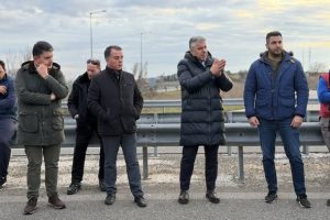 Επίσκεψη-στο-μπλόκο-των-αγροτών-της-Κομοτηνής-του-περιφερειάρχη-ΑΜΘ-Χριστόδουλου-Τοψίδη-και-των-αντιπεριφερειαρχών-ΠΕ-Ροδόπης
