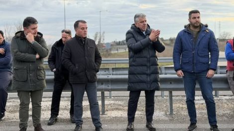 Επίσκεψη-στο-μπλόκο-των-αγροτών-της-Κομοτηνής-του-περιφερειάρχη-ΑΜΘ-Χριστόδουλου-Τοψίδη-και-των-αντιπεριφερειαρχών-ΠΕ-Ροδόπης