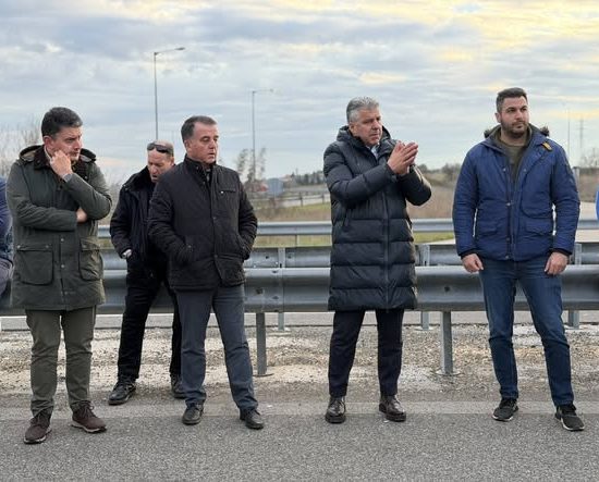 Επίσκεψη-στο-μπλόκο-των-αγροτών-της-Κομοτηνής-του-περιφερειάρχη-ΑΜΘ-Χριστόδουλου-Τοψίδη-και-των-αντιπεριφερειαρχών-ΠΕ-Ροδόπης