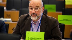 Σάκης-Αρναούτογλου-προς-Επίτροπο-Χάνσεν:-«Ενιαία-αγορά-για-τις-επιχειρήσεις,-αλλά-όχι-για-τους-αγρότες;»-Πληρώνουν-το-μάρμαρο-οι-παραγωγοί-από-στρεβλώσεις-και-υψηλό-κόστος