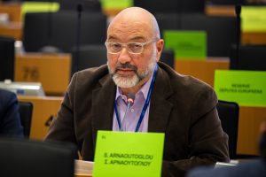 Σάκης-Αρναούτογλου-προς-Επίτροπο-Χάνσεν:-«Ενιαία-αγορά-για-τις-επιχειρήσεις,-αλλά-όχι-για-τους-αγρότες;»-Πληρώνουν-το-μάρμαρο-οι-παραγωγοί-από-στρεβλώσεις-και-υψηλό-κόστος