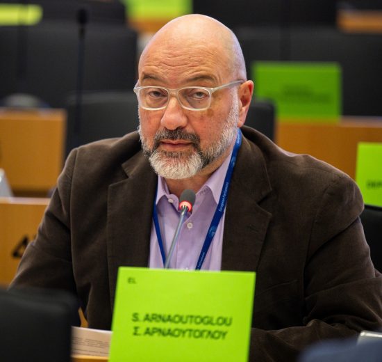 Σάκης-Αρναούτογλου-προς-Επίτροπο-Χάνσεν:-«Ενιαία-αγορά-για-τις-επιχειρήσεις,-αλλά-όχι-για-τους-αγρότες;»-Πληρώνουν-το-μάρμαρο-οι-παραγωγοί-από-στρεβλώσεις-και-υψηλό-κόστος