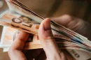 Στα-1.600-ευρώ-αυξάνεται-το-ακατάσχετο-όριο-στους-τραπεζικούς-λογαριασμούς