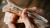 Στα-1.600-ευρώ-αυξάνεται-το-ακατάσχετο-όριο-στους-τραπεζικούς-λογαριασμούς