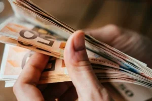 Στα-1.600-ευρώ-αυξάνεται-το-ακατάσχετο-όριο-στους-τραπεζικούς-λογαριασμούς