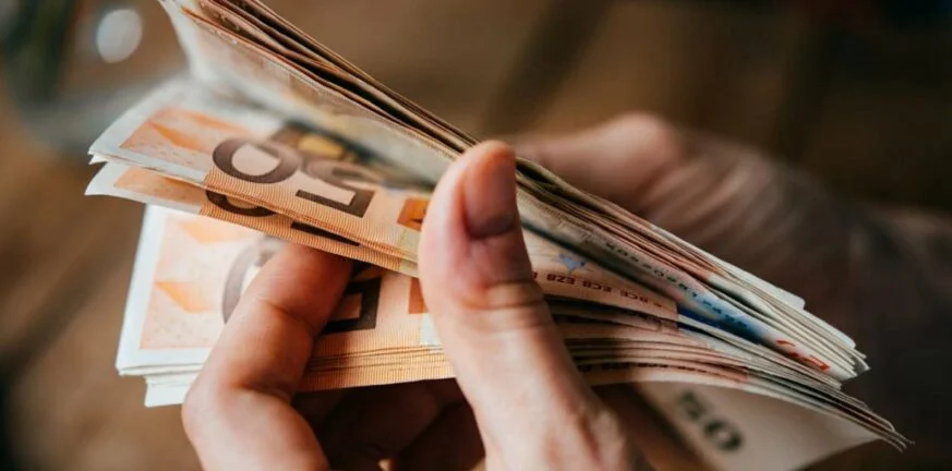 Στα-1.600-ευρώ-αυξάνεται-το-ακατάσχετο-όριο-στους-τραπεζικούς-λογαριασμούς