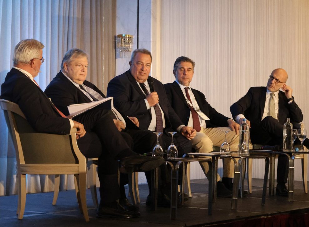 «ΧΡΕΙΑΖΕΤΑΙ-ΝΑ-ΡΥΘΜΙΣΤΕΙ-Η-ΑΙ-ΣΤΟ-ΣΥΝΤΑΓΜΑ-;»