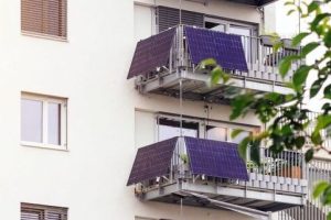 Υπουργείο-Περιβάλλοντος-&-Ενέργειας:-Τι-προβλέπεται-για-τα-φωτοβολταϊκά-μπαλκονιού