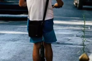 Μπαίνει-όριο-ηλικίας-στα-ηλεκτρικά-πατίνια-Ποιες-αλλαγές-προωθεί-η-κυβέρνηση