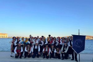 Δυναμική-η-παρουσία-του-Πολιτιστικού-Χορευτικού-Συλλόγου-Θρακών-Κομοτηνής-στο-φεστιβάλ-παραδοσιακών-χορών-«Η-Φλόγα-της-Παράδοσης»-στη-Σύρο