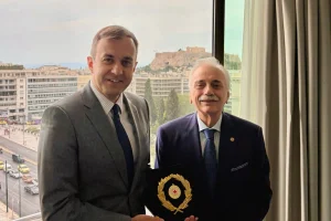 Συνάντηση-του-προέδρου-του-Ελληνικού-Ερυθρού-Σταυρού-με-τον-Υφυπουργό-Εξωτερικών-Τάσο-Χατζηβασιλείου