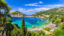Ρεκόρ-στον-τουρισμό,-αλλά-οι-μισοί-Έλληνες-δεν-έχουν-για-διακοπές