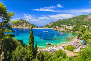 Ρεκόρ-στον-τουρισμό,-αλλά-οι-μισοί-Έλληνες-δεν-έχουν-για-διακοπές