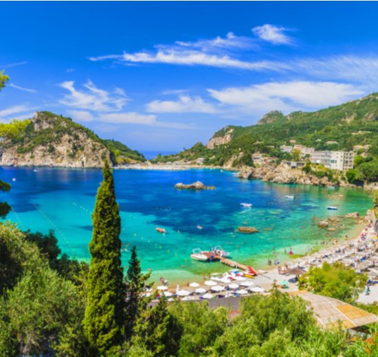Ρεκόρ-στον-τουρισμό,-αλλά-οι-μισοί-Έλληνες-δεν-έχουν-για-διακοπές