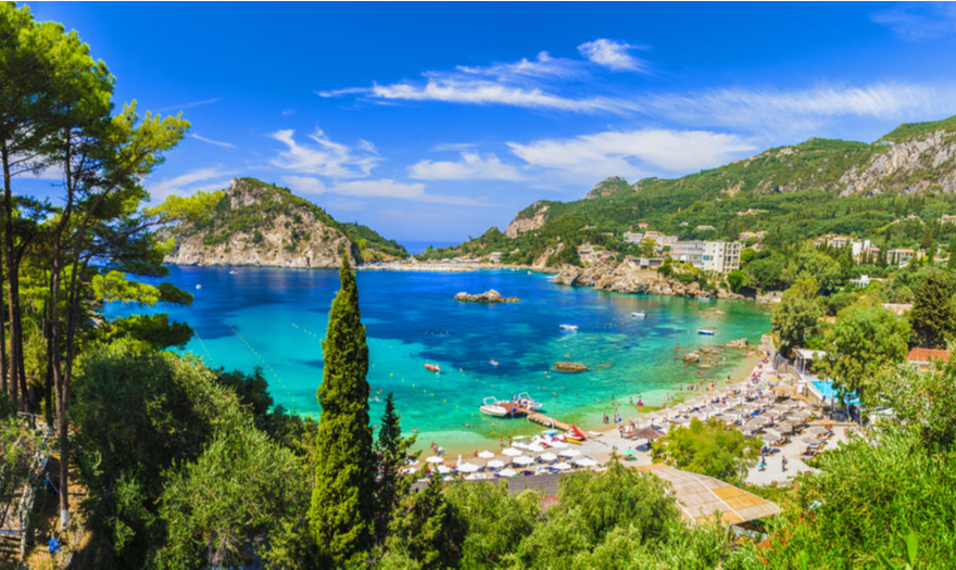 Ρεκόρ-στον-τουρισμό,-αλλά-οι-μισοί-Έλληνες-δεν-έχουν-για-διακοπές