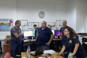 Επίσκεψη-Στυλιανίδη-στο-κέντρο-Επιχειρήσεων-της-Πυροσβεστικής-Υπηρεσίας-ΑΜΘ-(φώτος)