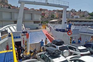 Τρακάρισμα-στο-πλοίο:-Σε-καλύπτει-η-ασφάλεια-αυτοκινήτου-;