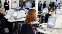 Μπόνους-έως-έναν-επιπλέον-μισθό-για-40.000-δημοσίους-υπαλλήλους-–-Ποιοι-και-πότε-θα-το-πάρουν
