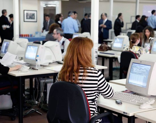 Μπόνους-έως-έναν-επιπλέον-μισθό-για-40.000-δημοσίους-υπαλλήλους-–-Ποιοι-και-πότε-θα-το-πάρουν