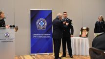 Απονομή-μεταλλίου-«Αστυνομικού-Σταυρού»-μετά-αντίστοιχου-διπλώματος-στον-Αρχιφύλακα-ΜΠΡΙΤΣΟ-Γεώργιο-του-Τμήματος-Τροχαίας-Αλεξανδρούπολης