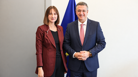Συνάντηση-της-Έλενας-Κουντουρά-με-τον-Επίτροπο-Απόστολο-Τζιτζικώστα-στο-Στρασβούργο-με-στόχο-ένα-ισχυρό-ευρωπαϊκό-πλαίσιο-για-βιώσιμους,-ανθεκτικούς-και-ανταγωνιστικούς-τουριστικούς-προορισμούς